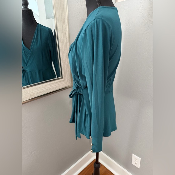Perseption Concept Emerald V Neck Pendulum Wrap Gold Button Detail Top Medium. - Picture 3 of 7